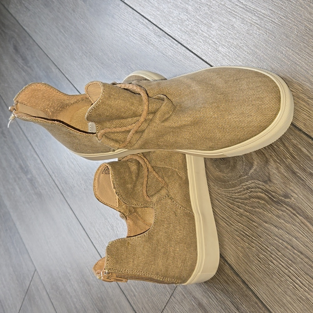 Very G "Legacy" slip on shoes Size 7
